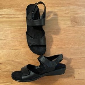 Flat sandals in black